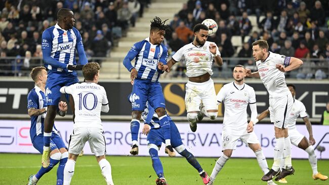 Màn so tài St-Truidense VV vs Gent